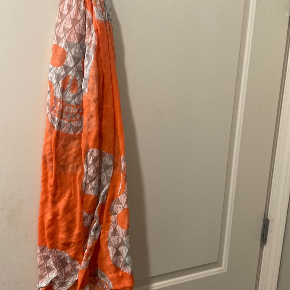 Very ling, salmon scarf